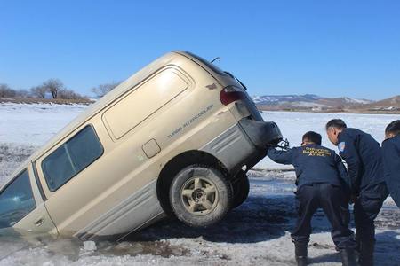 Орхон голын мөсөнд цөмөрсөн автомашиныг татаж гаргав