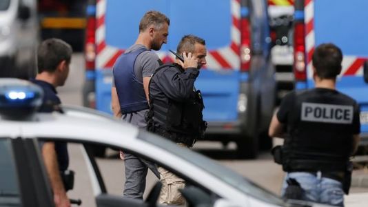Францад халдлага гарч, гурван хүн гэмтжээ
