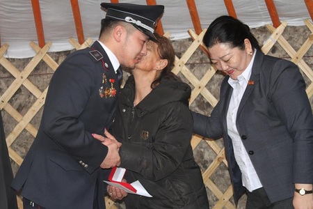 Г.Ганбаяр таван ханатай гэрээ өндөр настанд бэлэглэв