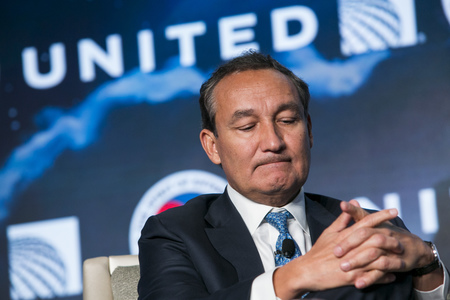 “United Airlines” компанийн тэргүүн үйлчлүүлэгчээсээ уучлалт гуйв