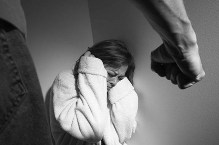 Гэр бүлийн хүчирхийлэл үйлдэгчдийн 64 хувь нь эрхэлсэн ажилгүй байна 