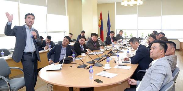 Улаанбаатар хотын худалдааны танхимынхантай уулзаж байна