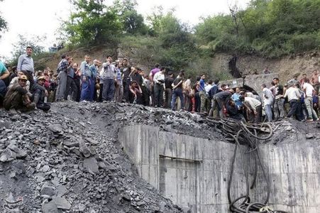 Уурхайд дэлбэрэлт болж, уурхайчид амиа алджээ