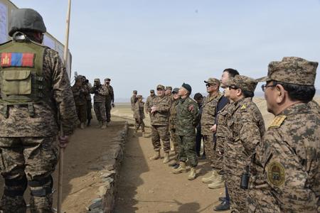 УИХ-ын гишүүд байлдааны буудлагатай хээрийн сургуультай танилцав