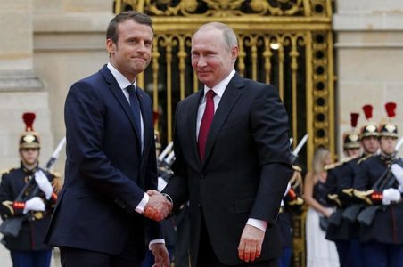 Путин, Макрон нар уулзлаа