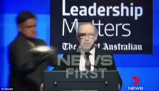 “Qantas”-ийн тэргүүн Алан Жойсын нүүрийг бялуу болгожээ