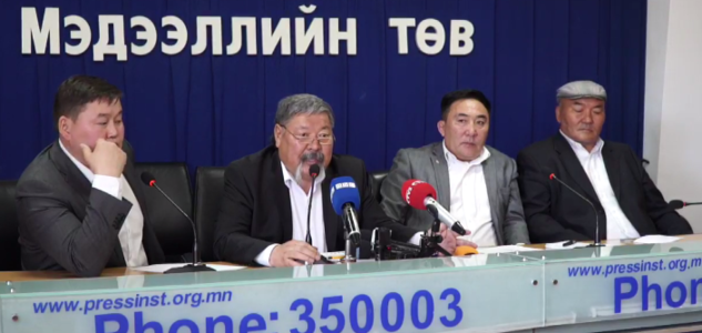 Р.Нямдорж хадаг сүү барьж угтаад ажлаа өгнө байх