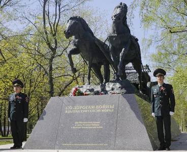 Монгол морьдын хөшөөг Москва хотноо босгов