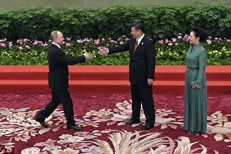 Си даргыг хүлээх зуураа Путин төгөлдөр хуур тоглов