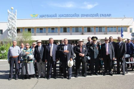 Иргэний нисэхийнхэн баяраа тэмдэглэж байна 