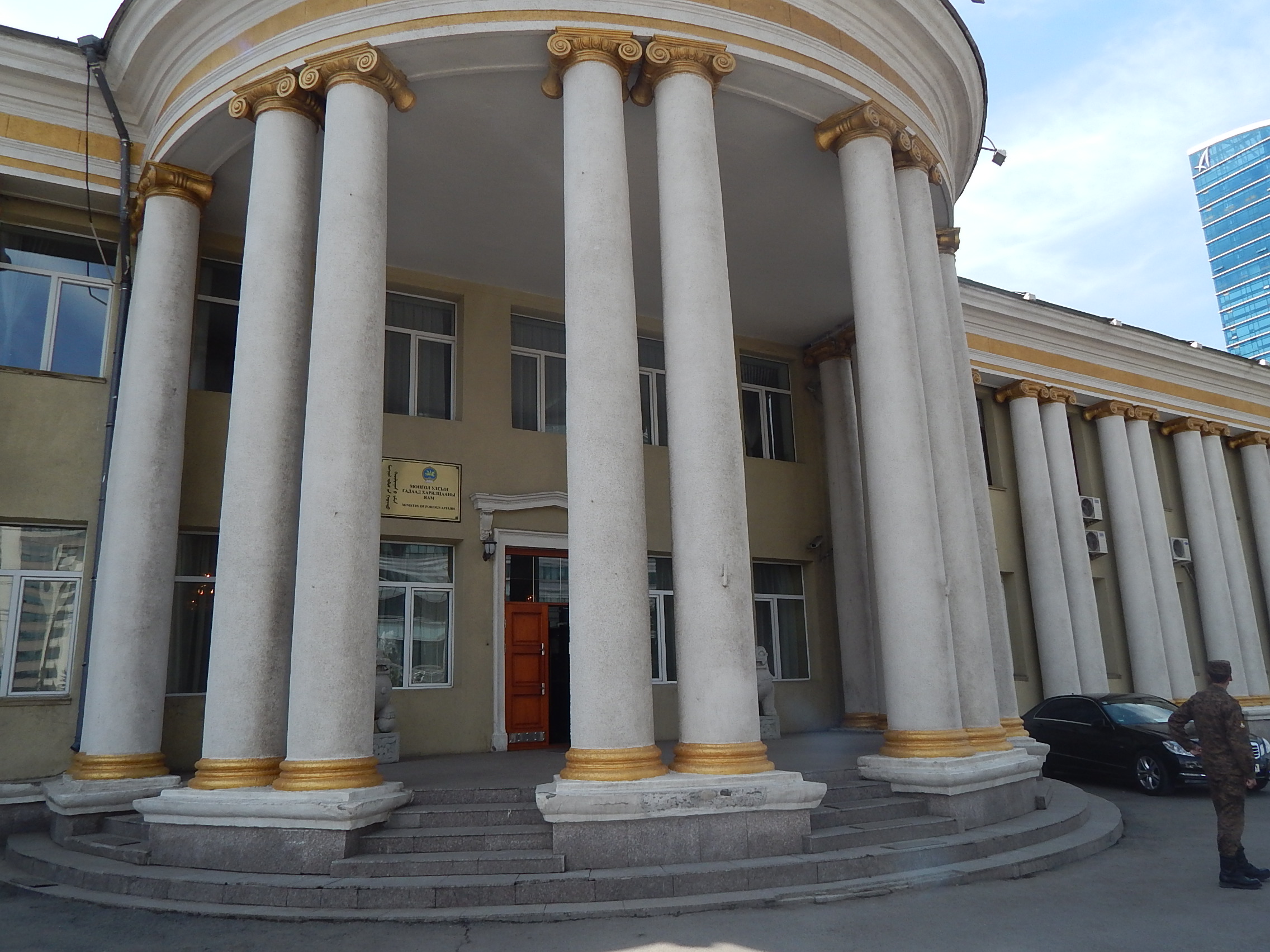 Израиль улсаас 13 иргэнээ татан авчээ