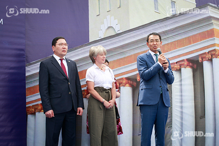  Консулын газрынхан иргэдэд зөвлөгөө өгч байна 