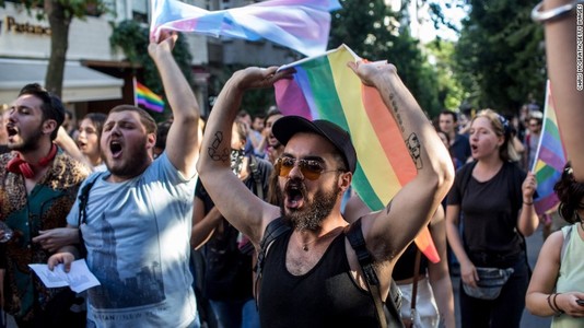 Гей парадад оролцож байсан иргэдийн эсрэг хүч хэрэглэжээ