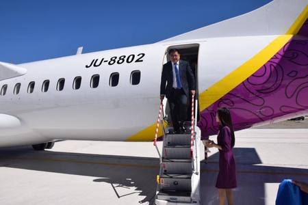 Тууз хайчлахын тулд онгоц хөлөглөв үү