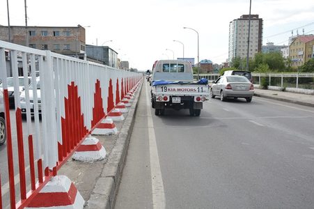 Эгнээ тусгаарлах хайсуудыг будаж байна