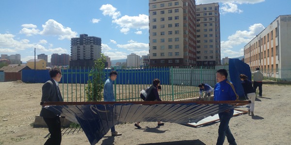 Сургуулийн хашаанд барьсан барилгын түр хашааг буулгалаа