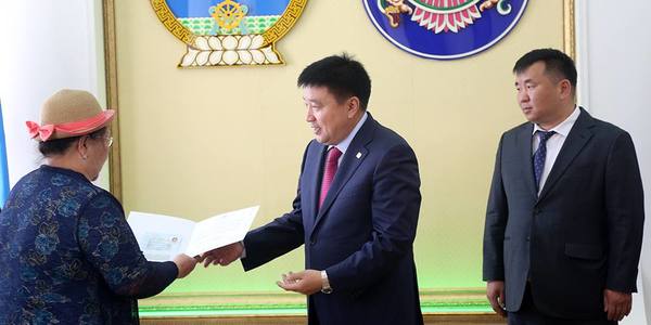 Хоёр иргэнд орон сууц эзэмших эрхийг гэрчилгээ олгов