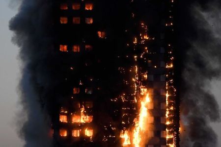 Лондонгийн төвд байрлах 27 давхар барилга шатаж байна
