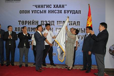 “Чингис Хаан” нисэх буудлыг Хөдөлмөрийн гавъяаны улаан тугийн одонгоор шагналаа