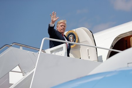 Трамп амлалтаа зөрчиж, амралтаа авлаа