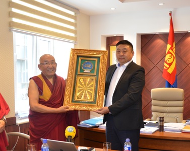 Ажаа гэгээнд хүндэтгэл үзүүллээ