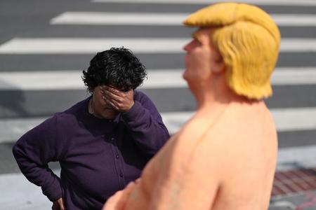 Трампын нүцгэн хөшөө Нью Йорк хотноо заларчээ
