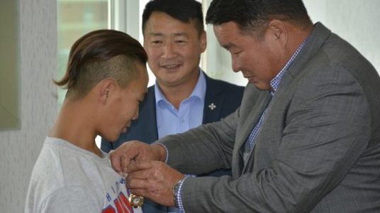 Үерт урсаж байсан хүүг аварсан иргэнийг шагнажээ