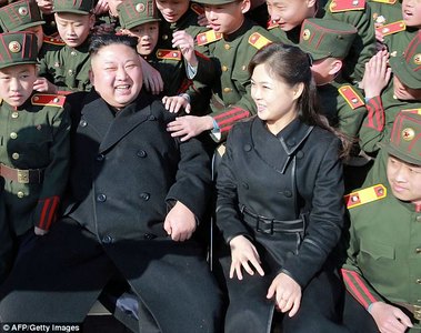 Ким Чен Ун гурав дахь хүүхдээ өлгийдөн авчээ
