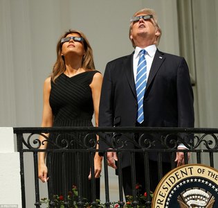 Трамп нар хэрхэн хиртэхийг сонирхов 