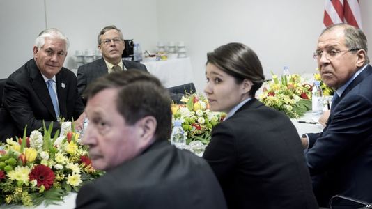 Тиллерсон, Лавров нар уулзлаа