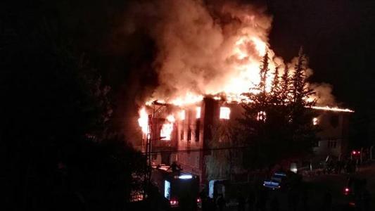 Сургуульд гал гарч, 25 хүн амиа алджээ