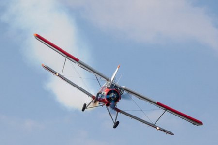 Орост агаарын шоуны үеэр онгоц осолджээ