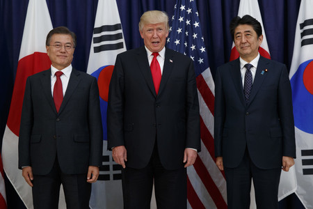 Трамп, Абе болон Мүүн Жэ Интэй уулзана 