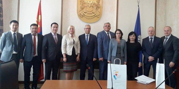 Варшав хоттой хамтран ажиллана