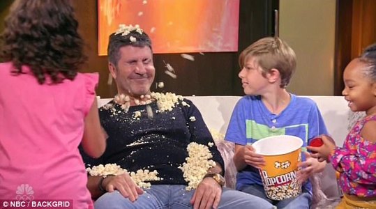 Саймон Коуллийн дээрээс попкорн асгажээ