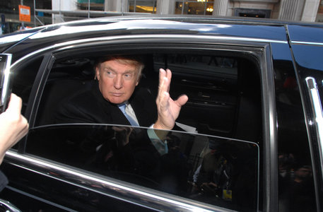 Трампыг хамгаалж явсан цагдаа осол гаргажээ