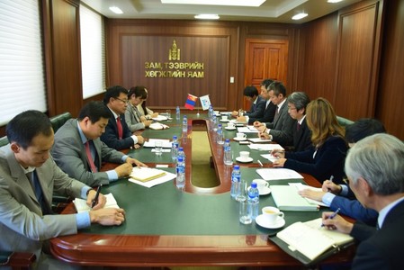 Шинэ нисэх буудлын ангарын талаар ярилцлаа