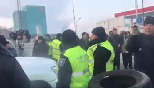 Авто худалдаачид эсэргүүцэл илэрхийлж, үймээн дэгдээлээ