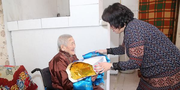 Хотын дарга ахмадуудад хүндэтгэл үзүүллээ
