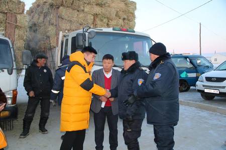 С.Бямбацогт өвөлжилт хүндэрсэн сумдад өвс, тэжээл хүргүүллээ