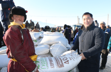 Б.Пүрэвдорж гишүүн нутгийнхандаа малын тэжээл тараалаа