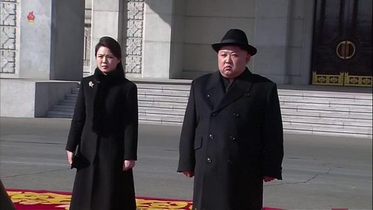 Ким Чен Унд армийнхан нь хүндэтгэл үзүүлжээ