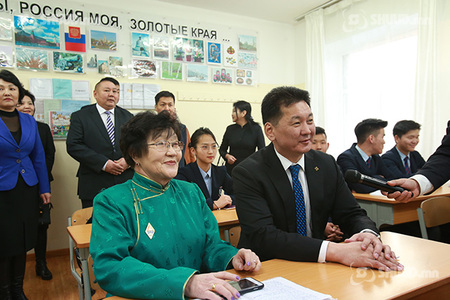 Ерөнхий сайд төрөлх сургуульдаа зочлов