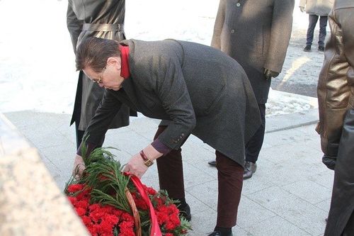 “Ялалтад тэмүүлсэн морьд” хөшөөнд цэцэг өргөв