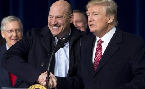 Трампын зөвлөх албан тушаалаасаа огцорлоо