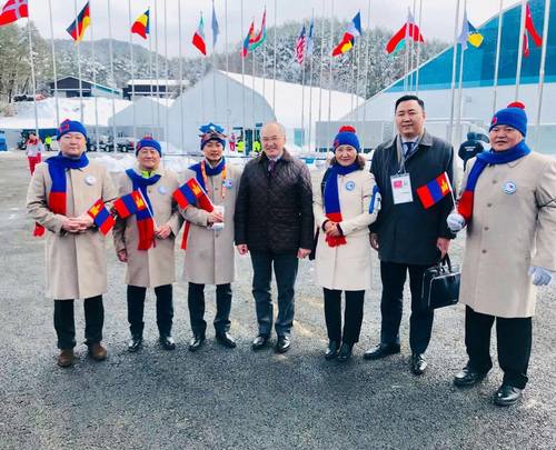 Пёнчан-2018: Монголын төрийн далбааг мандууллаа