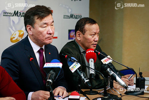 Шинэ үндсэн хуулийг батлуулахаар дөрвөн нам нэгджээ