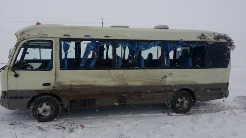 Хустайн даваанд автобус онхолдож, нэг хүн нас баржээ
