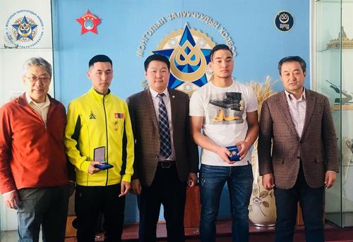 Мөсөнд авирагч залуусыг “Эр Зоригийн Алдар” медалиар шагналаа