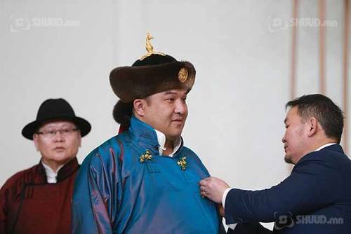 Манлай уяач унаач хүүхдүүдээс уучлал хүслээ